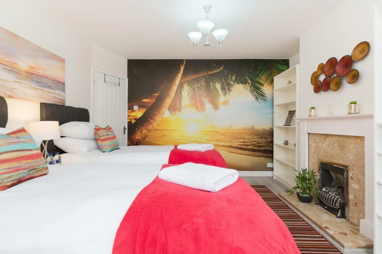 Solihull Long Stay: Spacious 4-Bedroom with Garden Birmingham 0*,  United Kingdom